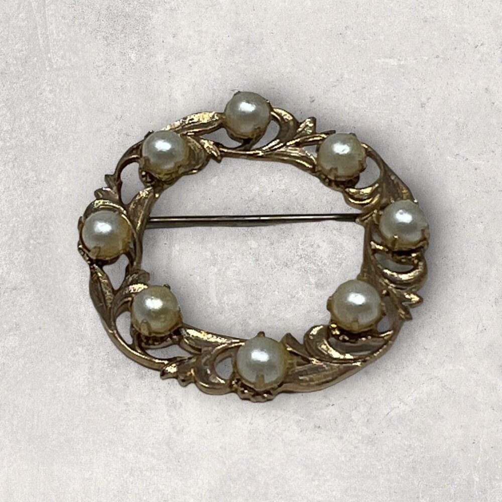 Vintage Brooch Faux Pearl Circle Gold Tone Wreath MCM Filigree Round Pin